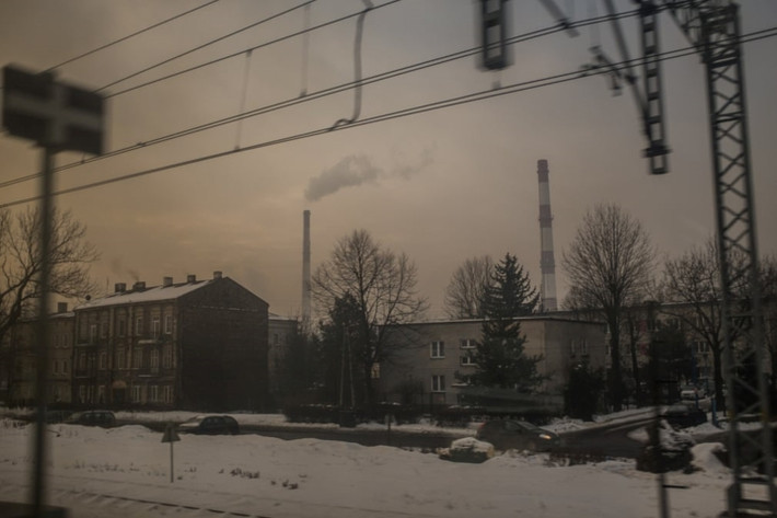 Trong làn khói mù là ống khói nhà máy ở Katowice.