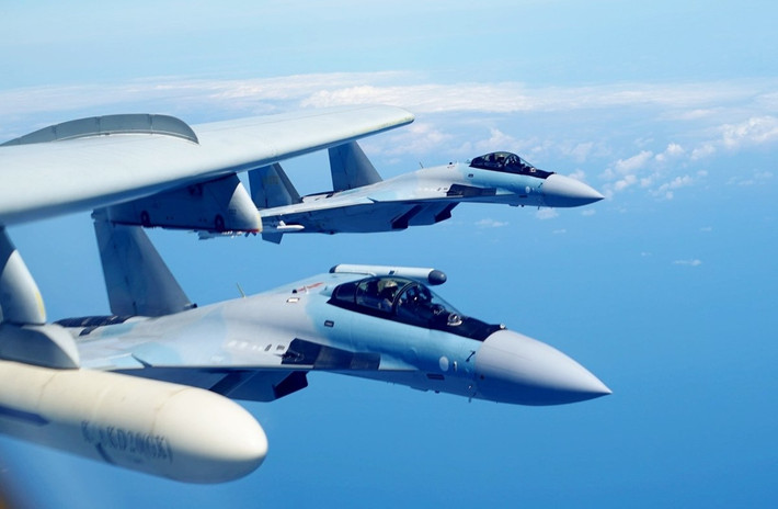 Công ty sản xuất Su-35 cũng ký một bản hợp đồng với Indonesia nhằm cung cấp 11 tiêm kích Su-35 với giá 1,4 tỷ USD hồi tháng 10.