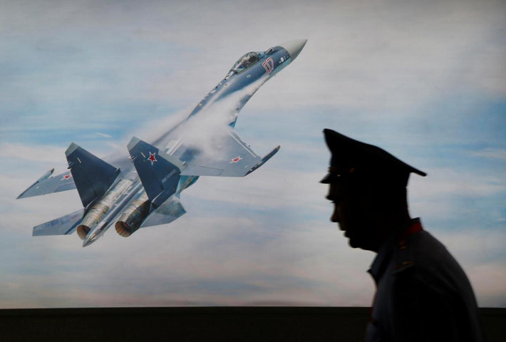 Một trong những lý do là Su-35 không có nhiều “đất diễn” như các loại tiêm kích khác, theo National Interest. Trong khi Su-35S đã hoàn thành tốt nhiệm vụ ở Syria, dòng máy bay này chưa có cơ hội đối đầu với máy bay kẻ thù và thể hiện khả năng của mình.