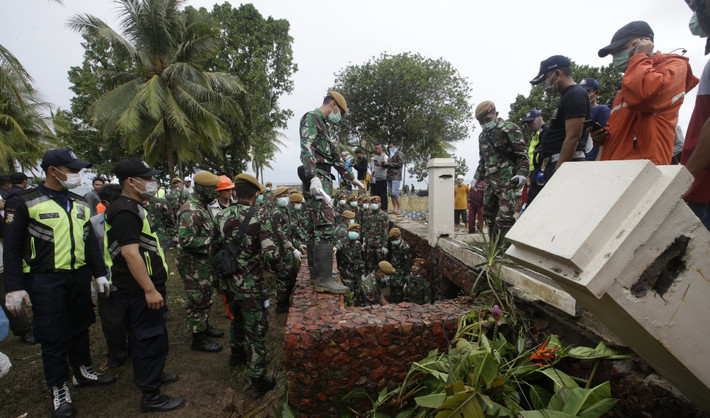 Theoo AFP, cơ quan chức năng Indonesia ban đầu không phát cảnh báo sóng thần khi nhận thông tin về vụ việc đêm 22/12. Thay vào đó, họ chỉ khẳng định đó là hiện tượng triều cường và đề nghị người dân không hoảng loạn. Đại diện cơ quan phòng chống thiên tai đã thừa nhận thông báo bị nhầm lẫn vì cơ quan địa chất không phát hiện động đất dẫn đến việc xác định sớm nguy cơ sóng thần gặp nhiều khó khăn. Ảnh: AP.