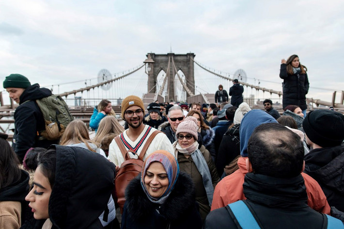 Làn dành cho người đi bộ và đi xe đạp của cầu Brooklyn, một trong những công trình biểu tượng của New York, dường như không còn một chỗ trống trong hai ngày cuối tuần vừa qua. Ảnh: New York Times