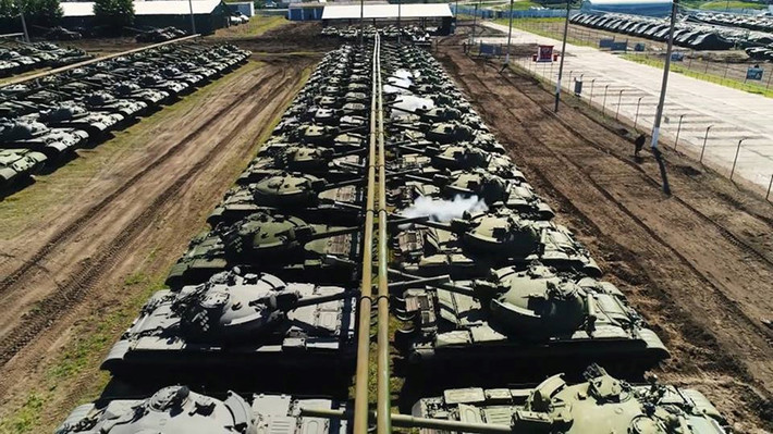 Theo đó dựa trên hình ảnh vệ tinh từ chính phía Ukraine, khu căn cứ ở Kamensk-Shakhtinsky nhìn từ trên cao trông giống một căn cứ lưu trữ và sửa chữa thiết bị quân sự hơn là một căn cứ tăng thiết giáp. Bên cạnh số xe tăng mới được đưa tới tại đây cũng có sẵn hàng trăm chiếc xe tăng và xe bọc thép cũ của Quân đội Nga được xếp gọn gàng bên trong căn cứ này. Nguồn ảnh: 1tv.ru.