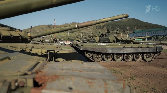 Bỏ qua các phân tích phóng đại của truyền thông Ukraine và dựa trên nhiều bằng chứng cho thấy số xe tăng được Nga đưa đến Kamensk-Shakhtinsky hầu hết đều là những chiếc xe tăng cũ đa phần là T-62, T-62M và có cả T-64. Và nhiều khả năng những chiếc xe tăng này đang trải qua quá trình bảo dưỡng và duy tu thường niên tại Kamensk-Shakhtinsky như cách Quân đội Nga đang làm với hàng ngàn chiếc xe tăng cũ khác. Nguồn ảnh: 1tv.ru.