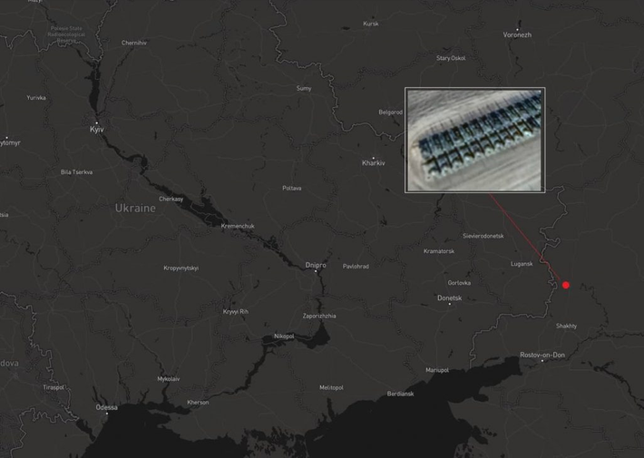 Nếu xét về mặt địa lý Kamensk-Shakhtinsky đúng là nằm cách biên giới Ukraine không xa, khi nó tiếp giáp với thành phố Krasnodon thuộc tỉnh Luhansk, Ukraine. Tuy nhiên, khu vực này lại đang nằm trong tay lực lượng ly khai dân quân miền Đông Ukraine kể từ năm 2014 cho tới nay. Do đó phía Ukraine nghi ngờ rằng Nga đang âm thầm vũ trang lại cho lực lượng dân quân Donetsk bằng số xe tăng mới được chuyển tới gần biên giới. Nguồn ảnh: defence-blog.