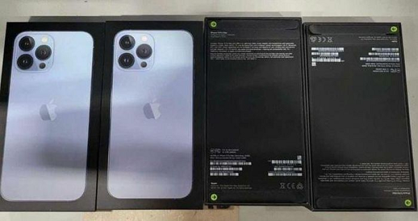 Vẫn với hộp mỏng do cắt bỏ củ sạc, hộp iPhone 13 cũng tương tự iPhone 12 series. Năm nay iPhone 13 và 13 mini sẽ được đóng hộp màu trắng trong khi iPhone 13 Pro và 13 Pro Max được phân biệt bằng hộp màu đen.