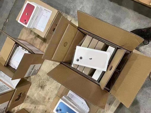 iPhone 13 series đều hỗ trợ chống nước theo chuẩn IP68, có thể chịu được độ sâu 6 mét. Trong khi iPhone 13 Pro và Pro Max dùng khung thép bóng, iPhone 13 và 13 mini dùng khung bằng nhôm nhám. Tất cả dùng khung viền vát phẳng.