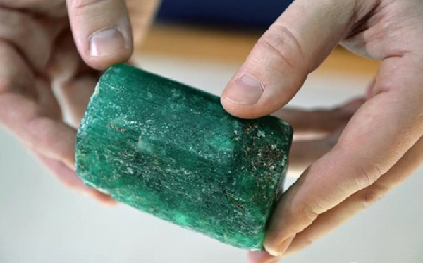 Beryl là một loại khoáng chất có công thức hóa học là Be3Al2(SiO3)6. Tinh thể của đá Beryl kết tinh theo hệ sáu phương với kích thước từ rất nhỏ đến vài mét. Các tinh thể Beryl rất hiếm gặp.