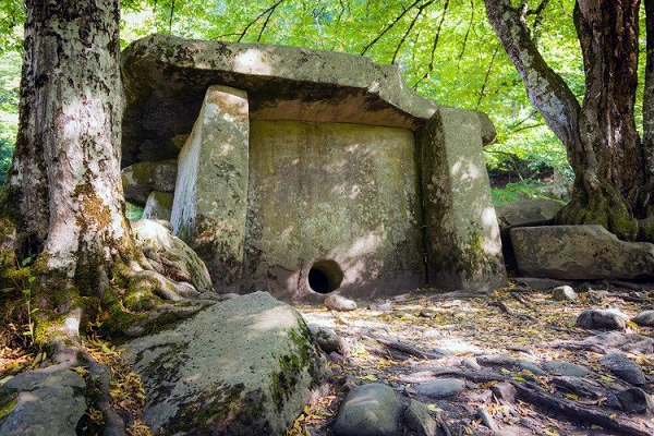 Mộ người Celt, bắc Caucasus, Nga được xây bằng đá mài rất phẳng, trên một sườn núi. Sẽ không có gì đáng chú ý nếu những cấu trúc này có khối lượng được tính bằng tấn. Đặc biệt hơn, những kết cấu được kết nối với nhau chính xác đến mức, chúng không cần những thanh xà hay vật liệu gì để ghép nối. Niên đại của công trình này đã được 5000 năm.