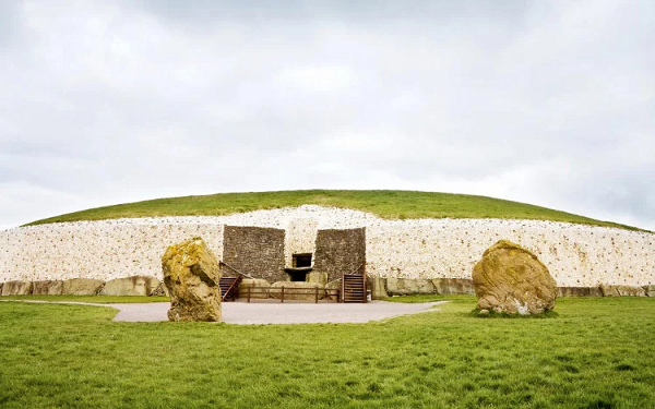 Nếu có dịp ghé thăm Newgrange, bạn sẽ thấy những sự kiện thiên văn diễn ra hoàn toàn trùng khớp nếu quan sát từ bên trong. Tia sáng của các vì sao sẽ lấp đầy những căn phòng. Truyền thuyết dân gian Ailen kể rằng nơi đây là chỗ ở của những chú lùn và tiên nữ.