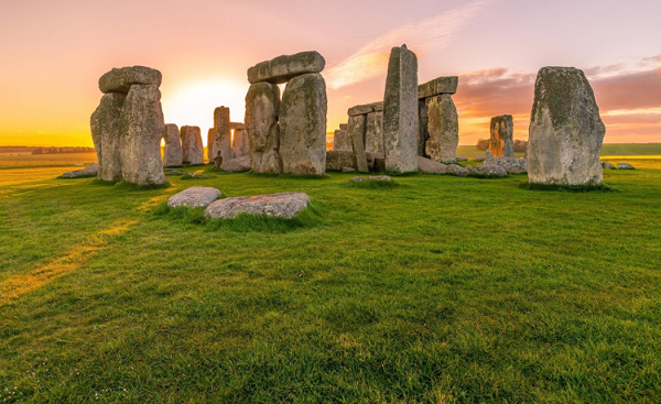 Bãi đá Stonehenge, Anh Quốc là một công trình vô cùng bí ẩn vì quanh khu vực này không hề có nơi nào để khai thác đá, nghĩa là người ta đã phải vận chuyển những tảng đá này từ rất xa. Stonehenge đã xuất hiện trước khi Merlin – người thân tín với vua Arthur – ra đời. Vậy làm cách nào để người xưa có thể vận chuyển đá đến đây để xây dựng?