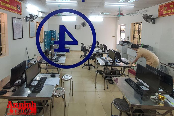 Việc cấp giấy đi đường được thực hiện ở Đội Quản lý xe, Phòng CSGT, CATP Hà Nội (phố Thái Hà)