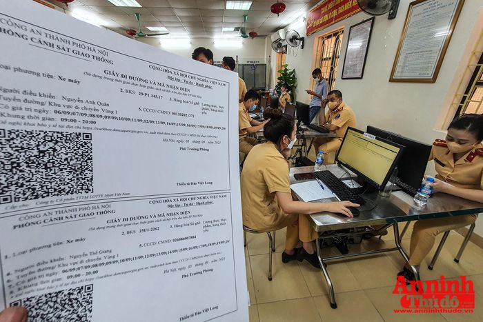 Những mẫu giấy đi đường đầu tiên được in và chỉnh sửa để thống nhất chung toàn thành phố