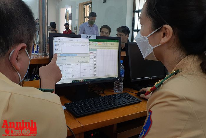 Giấy đi đường có mã nhận diện của phương tiện và người điều khiển ô tô sẽ được Phòng CSGT gửi tới Cơ quan quản lý ngành, lĩnh vực qua thư điện tử để chuyển trả cho các doanh nghiệp, đơn vị, cá nhân
