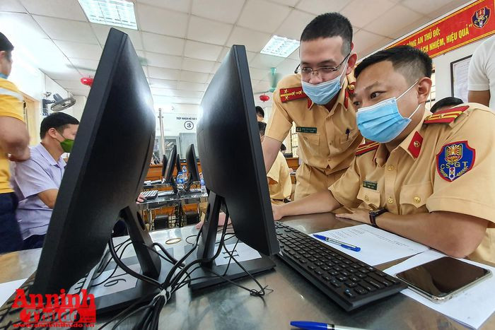 Phòng CSGT, CATP Hà Nội sẽ cấp giấy đi đường kèm mã Qr cho các tổ chức, doanh nghiệp thực hiện các nhiệm vụ công tác trong lĩnh vực dịch vụ công ích thiết yếu
