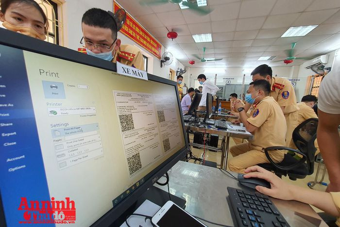 Tại điểm này, Thiếu tá Đào Việt Long, Phó Trưởng phòng CSGT sẽ phụ trách trực tiếp và ứng trực cùng cán bộ chiến sỹ