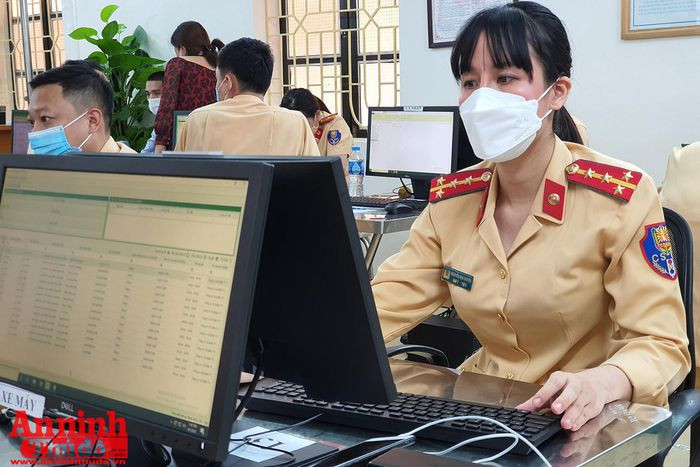 Các sở ngành liên tục gửi mail danh sách đăng ký cấp giấy đi đường về Phòng CSGT Hà Nội