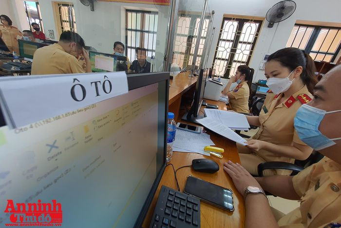 Căn cứ vào danh sách đã được duyệt của Cơ quan quản lý ngành, lĩnh vực, Phòng Cảnh sát Giao thông cấp Giấy đi đường kèm theo mã QR code