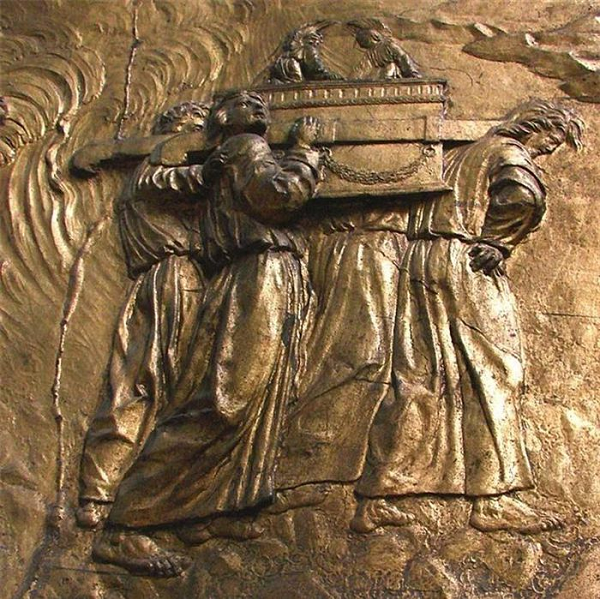 Năm 587 TCN, một đội quân Babylon dưới thời vua Nebuchadnezzar II đã chinh phục Jerusalem, cướp phá thành phố và phá hủy đền thờ Thiên chúa của người Do Thái. Đền thờ này chứa Hòm Giao ước, trong đó có các bảng ghi 10 điều răn của Chúa. Tuy nhiên, số phận của Hòm Giao ước đến nay vẫn chưa thật sự rõ ràng.