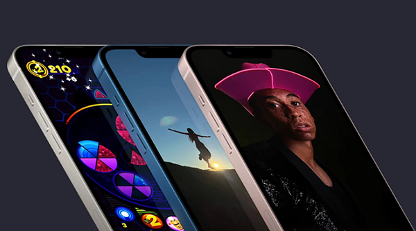 Rất nhiều người đã bình luận rằng iPhone 13 thật sự nhàm chán, mờ nhạt hay đơn giản chỉ là một nâng cấp nhỏ so với mẫu năm ngoái. Market Watch cũng cho rằng những cải tiến về tốc độ xử lý, tuổi thọ pin, dung lượng lưu trữ hay camera đều cùng một kiểu cũ, được hãng lặp đi lặp lại trong nhiều năm qua.