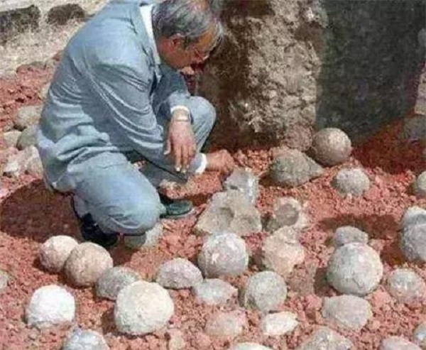 Dù không biết những viên đá này là gì, nhưng anh chàng vẫn đem một viên về nhà làm kỷ niệm. Sau đó, một người bạn của anh chàng cũng là chuyên gia khảo cổ đến nhà chơi và tình cờ nhìn thấy viên đá trên bàn.