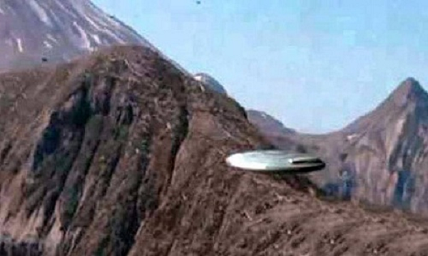 Himalaya cũng nằm trong danh sách các điểm đến ưa thích của UFO. Người dân địa phương tin rằng có một căn cứ UFO ở đây vì họ nhìn thấy có rất nhiều phi thuyền ngoài hành tinh cất cánh từ nơi này.