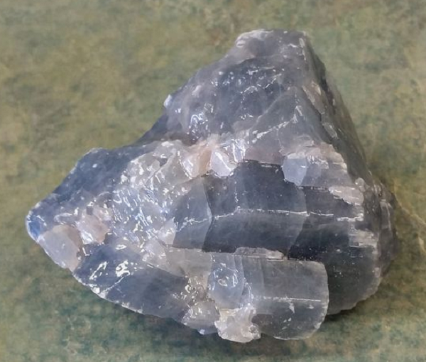 Canxit cũng là một thành phần phổ biến của đá trầm tích, như đá vôi. Thường chứa vật liệu hữu cơ bao gồm phần còn lại vỏ của các sinh vật biển. Do đó, các thành phần của canxit thực sự là đá quý hữu cơ, có sự khác nhau như ngọc trai và san hô.