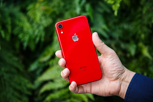Những chiếc điện thoại mới ra mắt được Apple cải tiến về hiệu năng, camera và màn hình, nhiều màu sắc mới. Giá bán khởi điểm cho iPhone 13 mini và iPhone 13 tại Mỹ lần lượt là729 USD và 829 USD.