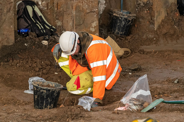 Cuộc khai quật được tiến hành bởi nhiều công ty khảo cổ như Balfour Beatty, Oxford Archaeology, Humber Field Archaeology và chính quyền địa phương ở Hull.