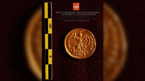 Trong số đó, 3 đồng xu có niên đại từ thời Valentinian I, 7 đồng có nguồn gốc từ thời Valentinian II, 15 đồng từ Theodosius I, 17 đồng từ Arcadius, 10 đồng từ thời Honorius và có 1 đồng xu chưa xác định được nguồn gốc.