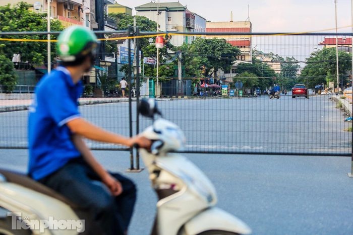 Hàng rào sắt được khóa lại chắc chắn ngăn người dân đi qua.