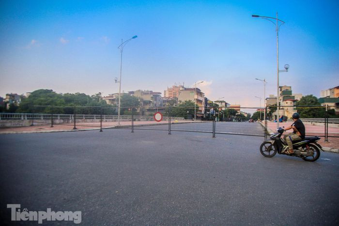 Cầu Phố Viên với mặt đường rộng được rào cứng.