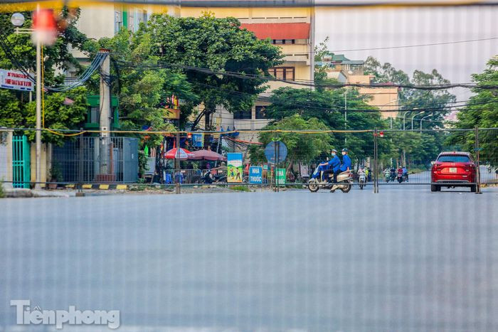 Nhiều phương tiện phía bên kia cầu quay xe sau khi gặp chốt cứng.