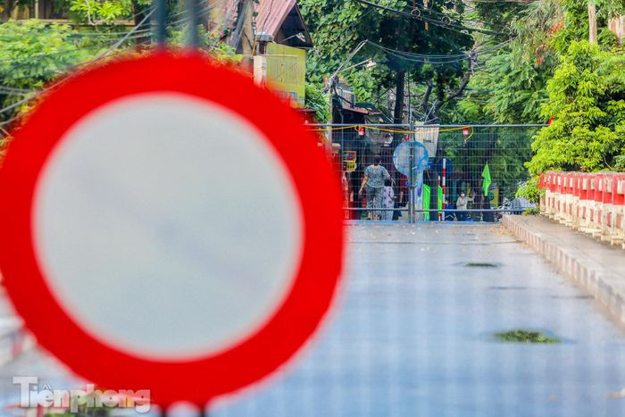 Cầu chia hai phần sông Nhuệ làm ranh giới giữa hai vùng.