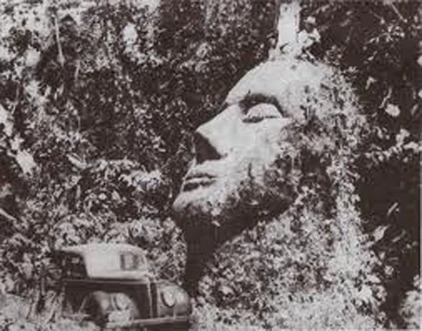 Năm 1930, các nhà thám hiểm đã phát hiện một bức tượng sa thạch khổng lồ ở giữa khu rừng Guatemala. Khuôn mặt tượng đá không hề tương đồng với đặc điểm của người Mây hay bất kỳ dân tộc nào sống gần đó. Họ đã tuyên bố bức tượng tạc hình một thành viên của nền văn minh ngoài hành tinh cổ đại tiên tiến hơn bất kỳ nền văn minh nào trước Tây Ban Nha và Mỹ.