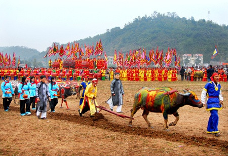 Vua Lê Đại Hành là người đầu tiên đặt ra lệ cày tịch điền vào đầu xuân năm 987, hiện nay vẫn còn được duy trì.