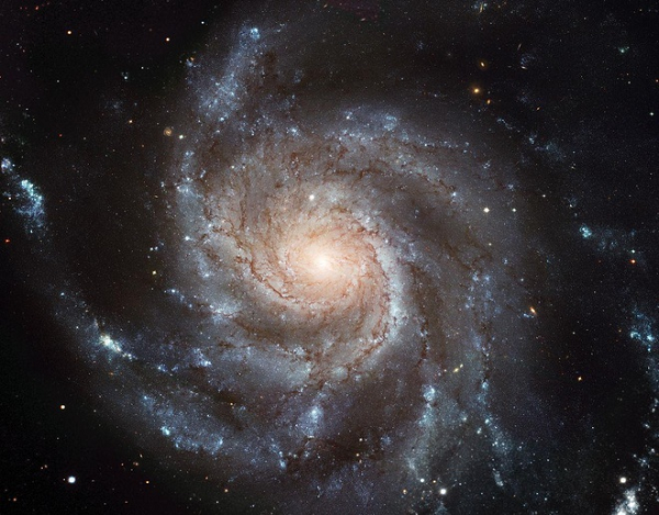 Ngoài ra, Thiên hà Milky Way còn có các nhánh xoắn ốc xuất phát từ trung tâm chứa hàng triệu vì sao và trong số đó có cả mặt trời. Thiên hà được ước tính là có "tuổi thọ" lên tới 13,2 tỷ năm và là một trong hàng tỷ các thiên hà tồn tại trong vũ trụ.