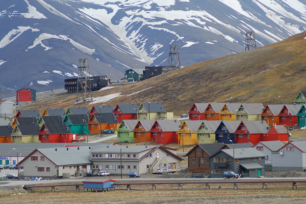 2. Nghĩa trang của thị trấn Longyearbyen đã ngừng chôn cất người quá cố từ cách đây hơn 70 năm. Nguyên nhân là do xác chết tại đây không bị phân huỷ do môi trường băng giá.