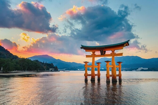1. Theo niềm tin của những người theo đạo Shinto, hòn đảo Itsukushima (Nhật Bản) là nơi thiêng liêng bậc nhất nên việc duy trì sự “tinh khiết” được xem như mối quan tâm hàng đầu.