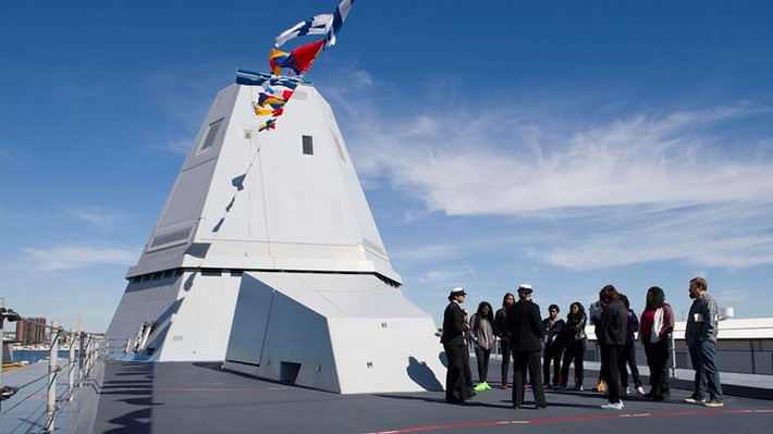 Hình ảnh chụp trên boong tàu USS Zumwalt.