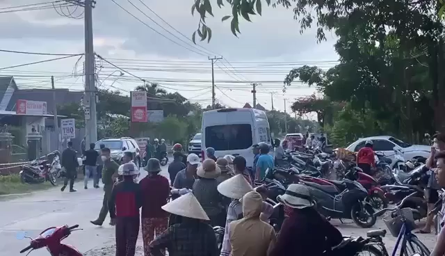 Khi vợ con đang ngủ, người chồng đã đầu độc bằng cách xả khí CO vào phòng ngủ. Người đàn ông này sau đó cũng vào phòng ngủ, hít khí độc nhưng không chết.