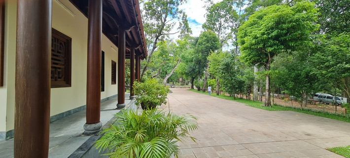Sau ngày nhà sư Nhất Định viên tịch năm 1848, các thái giám đã quyên góp tiền, xây dựng một ngôi chùa ba gian hai chái, vách xây, sườn gỗ, mái ngói, với nhà Lạc Nghĩa nằm bên phải, nhà Ái Nhật bên trái, được vua Tự Đức ban tặng tấm biển đề “Sắc tứ Từ Hiếu Tự”.