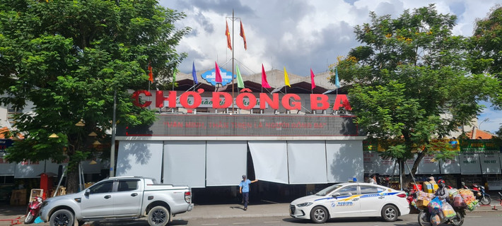 Chợ Đông Ba nằm ngay mặt tiền đường Trần Hưng Đạo, là một trong những khu chợ nổi tiếng và sầm uất bậc nhất xứ Huế.