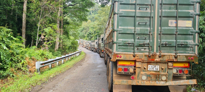 Hình ảnh từng đoàn xe container ì ạch "bò" trên con đường nhỏ hẹp, quanh co, khúc khuỷu, sạt lở... “hư đâu sửa đó”, chưa biết bao giờ kết thúc. Được biết, hiện nay đang có các công ty tham gia sửa chửa các đoạn đường quốc lộ 14D hư hỏng, nhưng đã xảy ra những bất cập trong công tác thi công, gây ảnh hưởng đến các phương tiện tham gia giao thông.