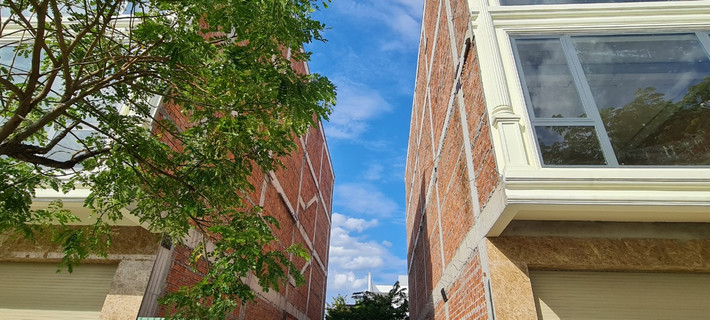 Nhiều căn shophouse còn chưa hoàn thiện mặt ngoài.