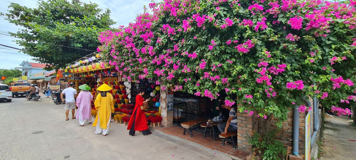 Làng hương Thủy Xuân nằm trên tuyến đường tham quan du lịch lăng Tự Đức, đồi Vọng Cảnh... nên những ngày này càng nhộn nhịp bước chân du khách.