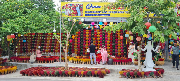 Những năm gần đây, người dân làng hương Thủy Xuân phát triển loại hình du lịch làng nghề truyền thống kết hợp trải nghiệm, càng làm cho nhiều du khách trong và ngoài nước biết đến làng nghề hàng trăm năm tuổi này.