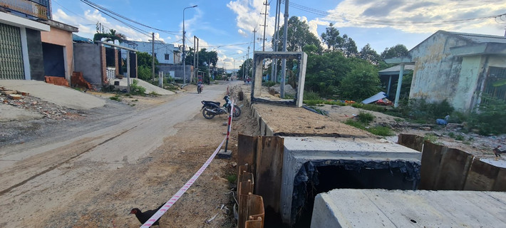 Tại một số đoạn tuyến đang thi công, cống thoát nước được đặt ở vị trí cao hơn lòng đường hiện hữu khiến khu vực này "hễ mưa là ngập". Chưa biết đường ĐT601 khi nào mới hoàn thành, nhiều hộ dân tại đây đành phải nâng nền nhà cao hơn mặt đường cả mét để "chống ngập".
