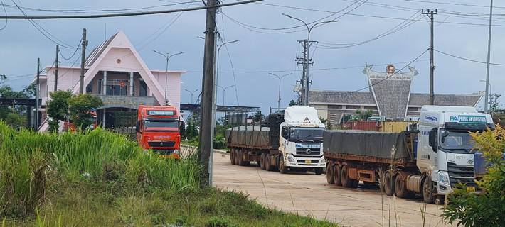 Theo UBND tỉnh Quảng Nam, lượng hàng hóa thông quan qua Cửa khẩu quốc tế Nam Giang ngày càng tăng, từ nông sản, vật tư đến khoáng sản...