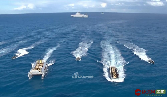 Tàu mang được tối đa 59 loại phương tiện cỡ nhỏ hoặc 40 xe tăng chủ lực Leclerc, ngoài ra, với hải trình ngắn, tàu mang theo được tối đa 900 lính. Biên chế thuỷ thủ đoàn của tàu đổ bộ lớp Mistral cũng khá gọn nhẹ với chỉ 20 sĩ quan chỉ huy và 80 thuỷ thủ cùng 60 nhân viên xếp hàng. Nguồn ảnh: Sina.