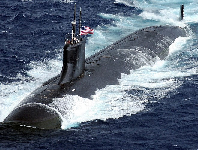 Tàu ngầm Seawolf được chế tạo bằng lớp vỏ hợp kim thép HY-100 dày hơn 5cm, giúp chịu áp lực tốt hơn khi lặn sâu dưới nước. Thép HY-100 có độ bền lớn hơn 20% so với thép HY-80 được sử dụng cho lớp Los Angeles